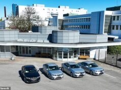 O Último Saab: Sete carros da fábrica fechada da marca na Suécia vendidos em leilão por £ 80.000