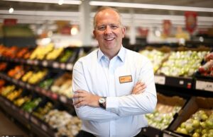 Os chefes da Sainsbury estão de olho em salários de £ 7,3 milhões, à medida que os compradores se recuperam dos preços mais altos dos alimentos