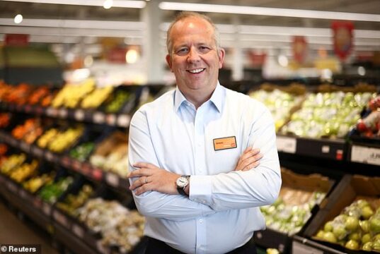 Os chefes da Sainsbury estão de olho em salários de £ 7,3 milhões, à medida que os compradores se recuperam dos preços mais altos dos alimentos