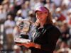 Mirra Andreeva vence o primeiro Grand Slam e encerra sequência de conto de fadas na qualificação para Maja Chwalinska – enquanto a adolescente russa agradece a si mesma na cerimônia do troféu do Aberto da França