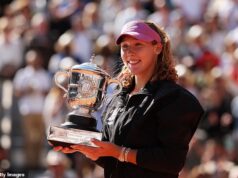 Mirra Andreeva vence o primeiro Grand Slam e encerra sequência de conto de fadas na qualificação para Maja Chwalinska – enquanto a adolescente russa agradece a si mesma na cerimônia do troféu do Aberto da França