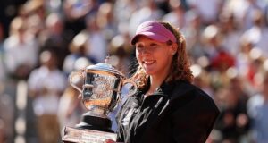 Mirra Andreeva vence o primeiro Grand Slam e encerra sequência de conto de fadas na qualificação para Maja Chwalinska – enquanto a adolescente russa agradece a si mesma na cerimônia do troféu do Aberto da França