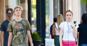 A filha transgênero de Naomi Watts, Kai, 17, se junta ao irmão Sasha, 18, para um raro passeio em Nova York