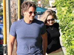 Bradley Cooper, 51, parecia chocantemente jovem em um raro passeio em um ponto badalado de Los Angeles, sentado com a namorada Gigi Hadid, 31