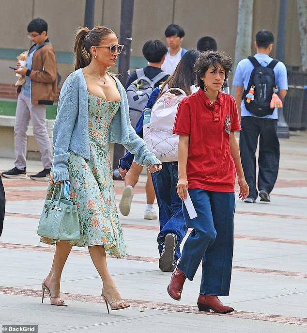 109212517-15884165-Jennifer_Lopez_celebrated_her_son_Max_s_high_school_graduation_o-a-174_1780992441.jpeg
