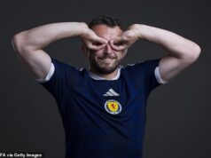 John McGinn explode de orgulho diante de um mural gigante em sua cidade natal ao revelar que uma mudança para a MLS poderia ter mudado drasticamente sua carreira