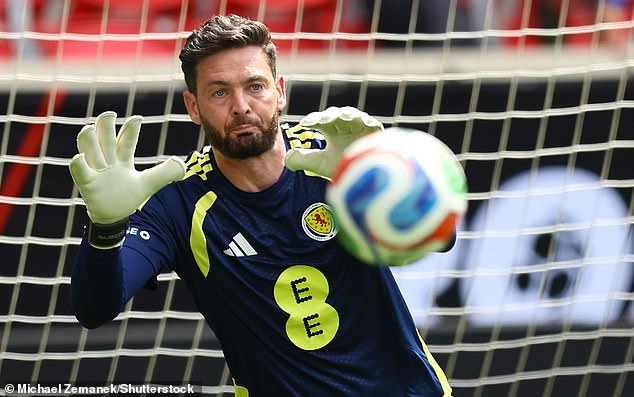 109237707-15886683-Craig_Gordon_underwent_risky_surgery_on_a_neck_injury_earlier_th-a-22_17810410352.jpeg
