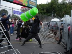 O caos irrompe do lado de fora do estádio da Copa do Mundo da Cidade do México enquanto manifestantes enfrentam a polícia de choque e homem sofre ataque cardíaco