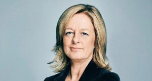 A chefe da BT, Allison Kirkby, viu os salários dobrarem para £ 5,6 milhões enquanto a empresa de telecomunicações cortava milhares de empregos