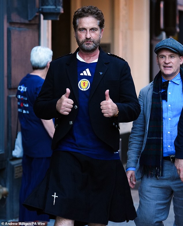 Parabéns! O Exército Tartan da Escócia bebe Boston antes da primeira partida da Copa do Mundo, enquanto as celebridades Gerard Butler, Martin Compston e Richard Gadd lideram as comemorações pré-jogo Parabéns! O Exército Tartan da Escócia bebe Boston antes da primeira partida da Copa do Mundo, enquanto as celebridades Gerard Butler, Martin Compston e Richard Gadd lideram as comemorações pré-jogo