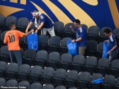 Os VERDADEIROS heróis da Copa do Mundo: os torcedores elegantes do Japão fazem a limpeza após o empate com a Holanda