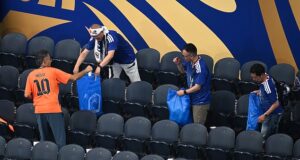 Os VERDADEIROS heróis da Copa do Mundo: os torcedores elegantes do Japão fazem a limpeza após o empate com a Holanda