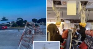 O avião cortou um mastro de radar, deixando um buraco na lateral