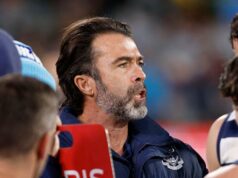 Taylor Walker enfrenta uma espera emocional após um ato perigoso enquanto Chris Scott fica furioso com os comentários da multidão e pede aos treinadores que entrem nos armários sem aglomeração.