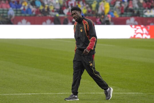 Alphonso Davies faz atualização sobre lesões antes da Copa do Mundo do Canadá