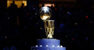 Foto do troféu, logotipo do roteiro nas quadras finais