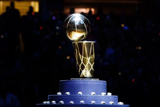 Foto do troféu, logotipo do roteiro nas quadras finais