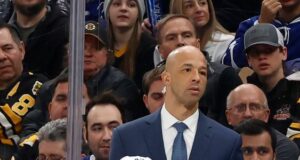 Os Canucks voltaram, contratando Malhotra como treinador