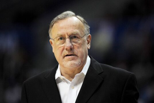 O técnico de basquete do Hall da Fama, Edelman, morre aos 79 anos