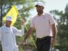 Memorável: Vento surpreende Scheffler, caddie aos 73 anos