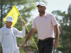 Memorável: Vento surpreende Scheffler, caddie aos 73 anos