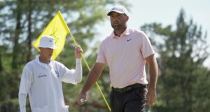 Memorável: Vento surpreende Scheffler, caddie aos 73 anos