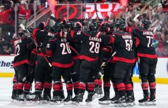 Canes chega às finais da Stanley Cup com gol de Jarvis OT