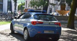 Ele tenta pegar sua bolsa na rua: uma mulher de 70 anos ficou ferida em Bolzano