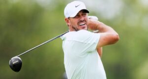 Koepka divide a liderança no Canadá com uma corrida tardia de birdie