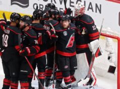 Svechnikov e Aho atacaram como os Canes no topo do título