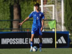 O jovem do Dortmund, Luca Reggiani, foi expulso aos 13 minutos de sua estreia pela Itália.