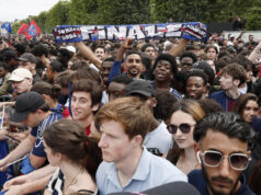 Os torcedores do PSG estão ansiosos pela celebração do troféu da Liga dos Campeões em Paris.