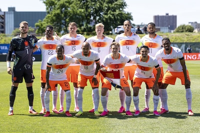 2026-06-08-14-48-24-new-york-boven-l-r-nederland-goalkeeper-bart-verbruggen-denzel-dumfries-of-neder.jpeg