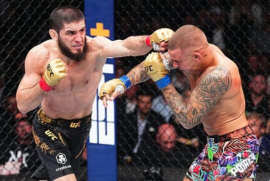 Campeão do UFC, Islam Makhachev sugere retorno em agosto