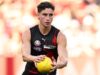 Qual é o futuro dos 13 jogadores não contratados do Essendon Bombers após a demissão de Brad Scott, além de uma oferta de US$ 1,4 milhão que pode afetar a superestrela do Brisbane Lions, Lachie Neale