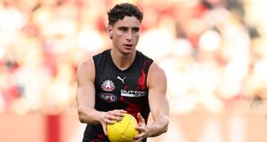 Qual é o futuro dos 13 jogadores não contratados do Essendon Bombers após a demissão de Brad Scott, além de uma oferta de US$ 1,4 milhão que pode afetar a superestrela do Brisbane Lions, Lachie Neale