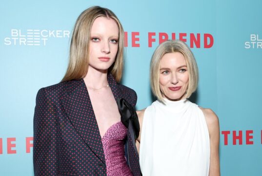 Como Naomi Watts e Liev Schreiber apoiam sua filha transgênero Kay
