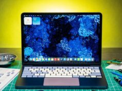 Personalizei meu MacBook Neo com peças de reposição coloridas