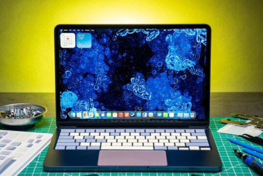 Personalizei meu MacBook Neo com peças de reposição coloridas