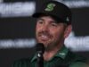 Louis Oosthuizen (atrás) WDs do LIV Golf Andalucía