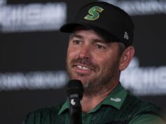 Louis Oosthuizen (atrás) WDs do LIV Golf Andalucía