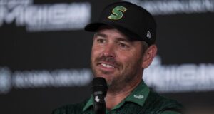 Louis Oosthuizen (atrás) WDs do LIV Golf Andalucía