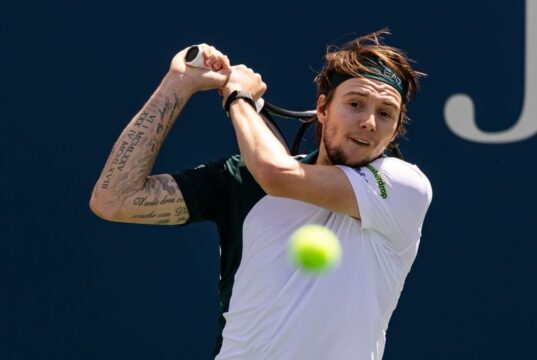 Marin Slick abre a temporada de grama com Denis Shapovalov.