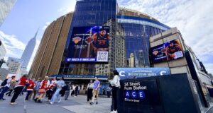 Agressão à polícia, 26 presos enquanto torcedores do Knicks comemoram em Nova York.