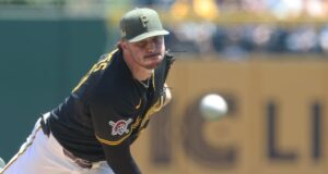 O shortstop do Pirates, Paul Skeens, lançou os Astros, Spencer Arigetti.