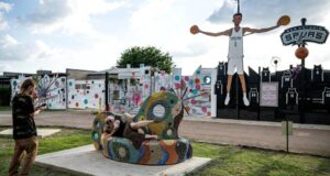 ‘Nós amamos Wemby’: San Antonio abraça estrela francesa antes das finais da NBA