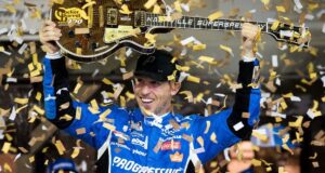 Denny Hamlin conquistou sua segunda vitória da temporada no difícil Cracker Barrel 400.