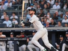 Cody Bellinger aquece no 8º lugar na vitória dos Yankees sobre os Red Sox.