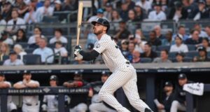 Cody Bellinger aquece no 8º lugar na vitória dos Yankees sobre os Red Sox.