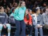 A guarda da Liberty Sabrina Ionescu (costas) está de fora novamente contra o Fever